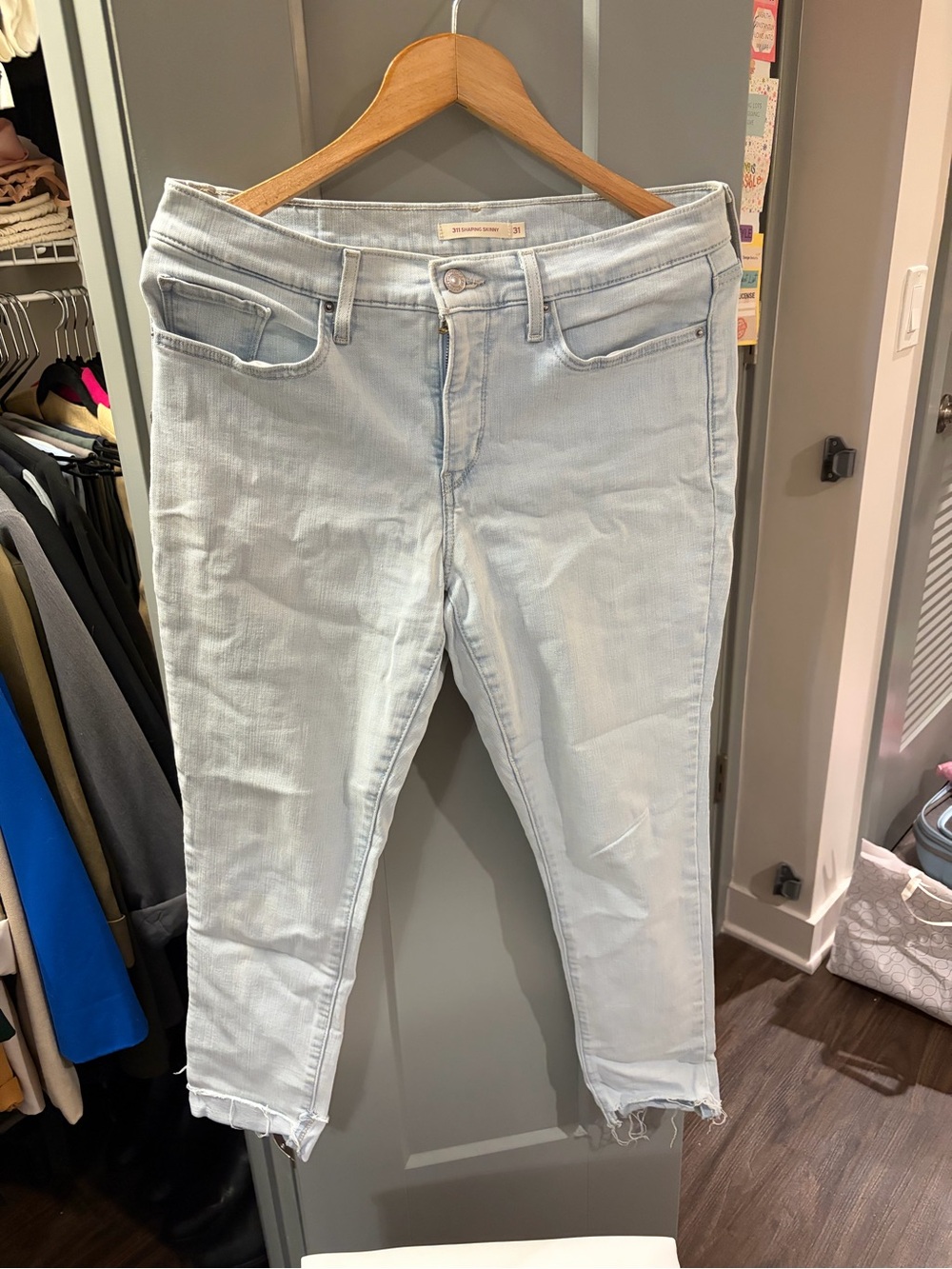 Levi Women's Jeans - Casual Crop Skinny